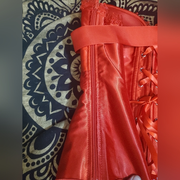 BNIP Stunning red corset top with matching red thong, gorgeous details size L - Picture 5 of 7